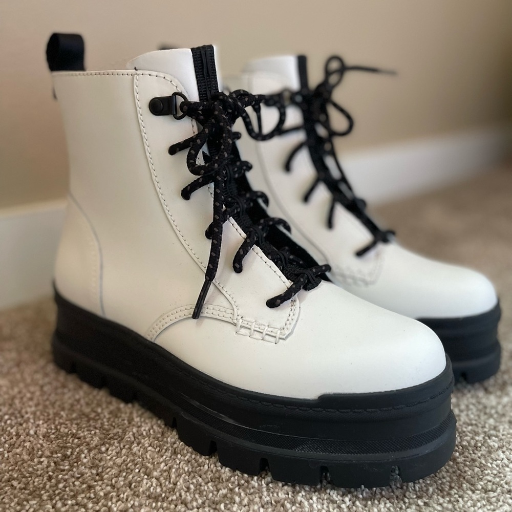 Ugg Sidnee Boots